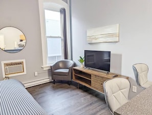 Iron/ironing board, WiFi, bed sheets - Tanner Bldg Apt 5 - Studio (Downtown) (Bay City)