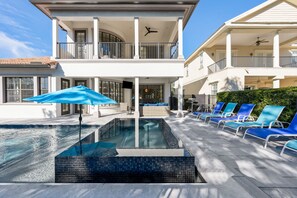 Piscine extérieure, piscine à débordement, chaises longues