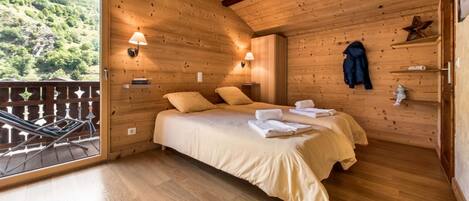 6 bedrooms, WiFi, bed sheets