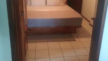 2 soverom, safe på rommet, skrivebord og reiseseng for barn