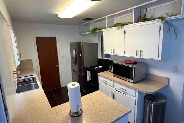 Coffee/tea maker, fridge, microwave, oven