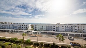 Un edificio moderno con tetto piatto e vista sul mare.