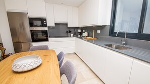 Frigorífico, microondas, horno y lavavajillas