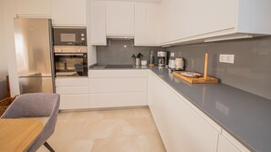 Frigorífico, microondas, horno y lavavajillas