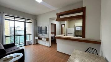 Basic Apartment | Private kitchen | Full-sized fridge, microwave, oven, stovetop
