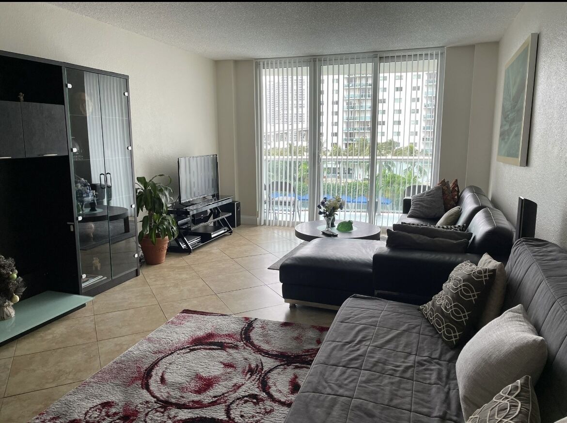 Beautiful resort in Sunny on the ocean! Pool, park, bbq, tennis courts, gym,shop