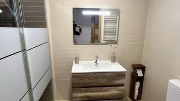 Een douche, gratis toiletartikelen, een haardroger, handdoeken