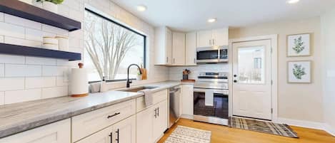 Refrigerador, microondas, horno, placa de cocina