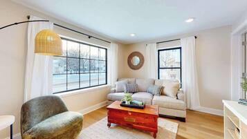 Télévision, livres, espaces bureaux