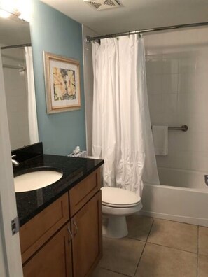 Combined shower/tub, hair dryer, towels