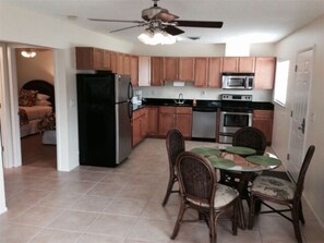 Mikrowelle, Ofen, Herdplatte, Geschirrspüler