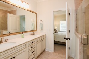 Een douche, een bidet, handdoeken, zeep