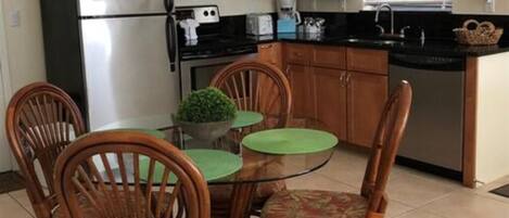 Microondas, lavavajillas, cafetera/tetera, tostadora