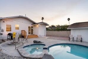 Alberca al aire libre y alberca climatizada