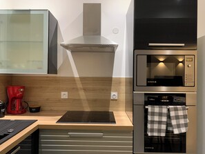 Een koelkast, een microgolfoven, een oven, een vaatwasser
