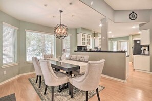 Dining - Crystal Bay Home w/ Fireplace Near Ski Resorts (Post Falls)