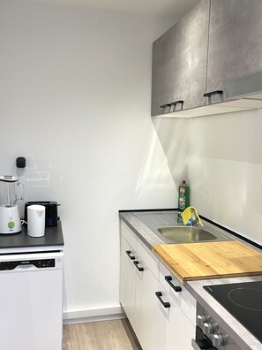 Refrigerador, microondas, parrilla de estufa y lavavajillas 