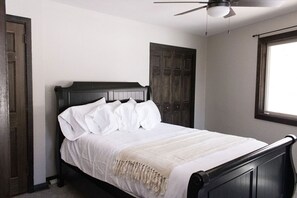 4 bedrooms, iron/ironing board, WiFi, bed sheets