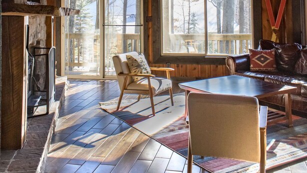 A spacious cabin with a high ceiling, large windows, a fireplace, and a cozy seating area. - Unique Octagon Ski Lodge in heart of Rib Mountain State Park with hot tub (Wausau)