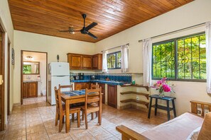 Fridge, microwave, oven, stovetop - Charming 2BDR beach house (Santa Cruz)