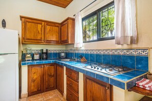 Fridge, microwave, oven, stovetop - Charming 2BDR beach house (Santa Cruz)