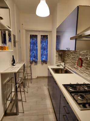 Køleskab, mikrobølgeovn, ovn, kogeplade