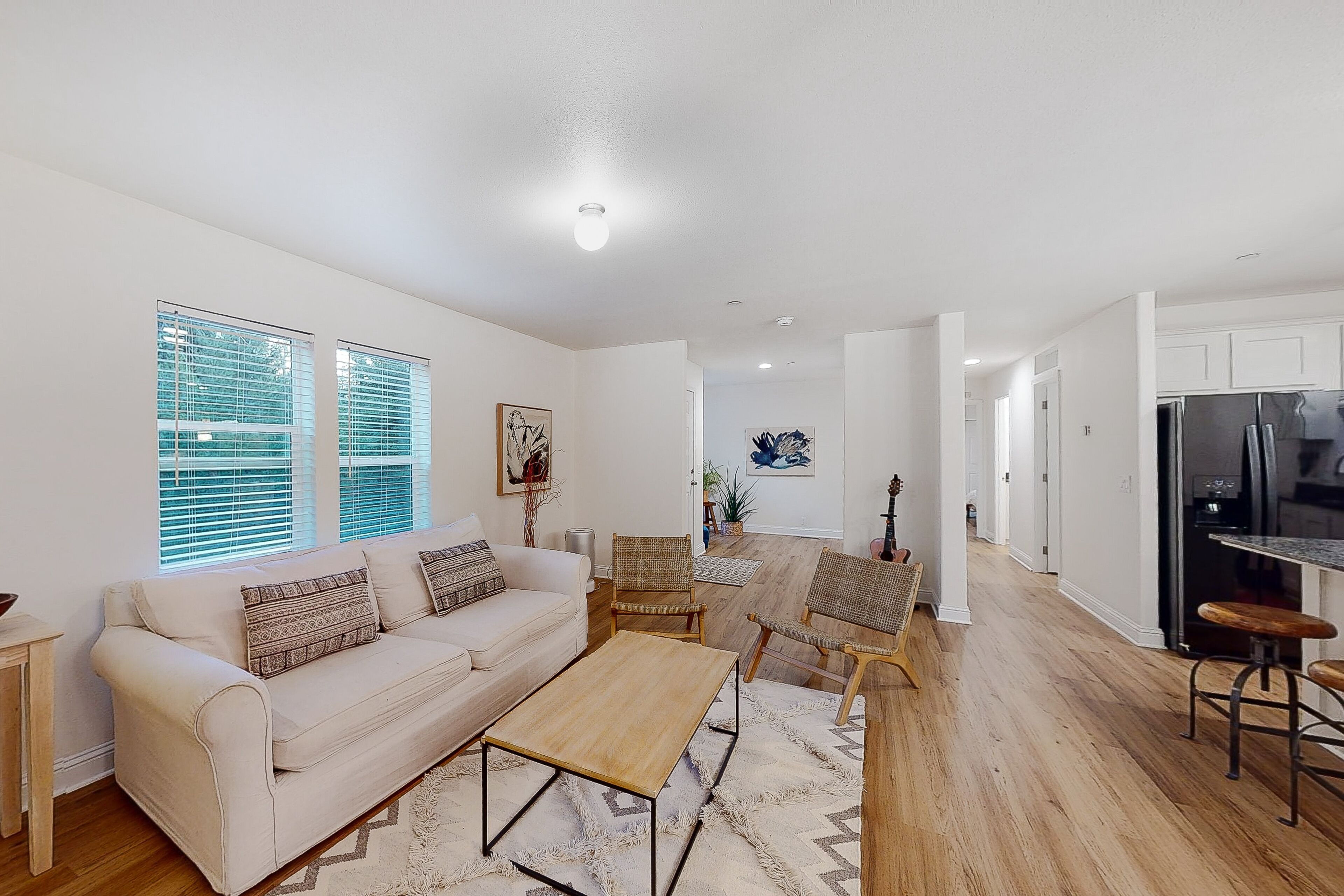 Newly built home on 9 acres with deck & aviary - close to town & great wineries