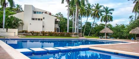 Una piscina al aire libre