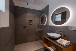 Shower, bidet - SkyGarden Suite SHILOH Private Luxury Apartments (Costermano sul Garda)