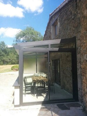 Outdoor dining - Gîte in the heart of the forest, with swimming pool and beautiful views! (VISCOMTAT)