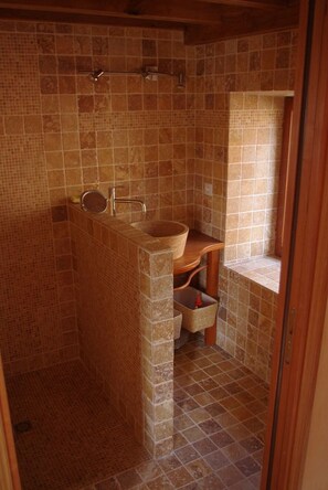 Dusche, Haartrockner, Handtücher, Seife