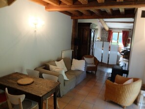 TV, fireplace, DVD player, ping pong - Gîte in the heart of the forest, with swimming pool and beautiful views! (VISCOMTAT)