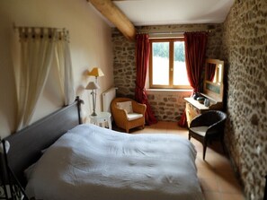 4 bedrooms, desk, iron/ironing board, travel cot - Gîte in the heart of the forest, with swimming pool and beautiful views! (VISCOMTAT)