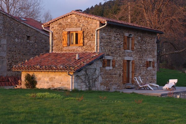 Exterior - Gîte in the heart of the forest, with swimming pool and beautiful views! (VISCOMTAT)