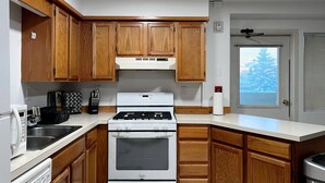 City Apartment | Private kitchen | Espresso maker, coffee/tea maker, fridge, microwave - 800 M st (Anchorage)