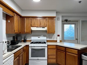 都會公寓 | 私人廚房 | 電冰箱、微波爐、烤箱、爐台