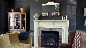 智能电视、壁炉、音乐库