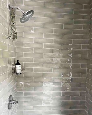 Doccia, asciugacapelli, asciugamani, sapone