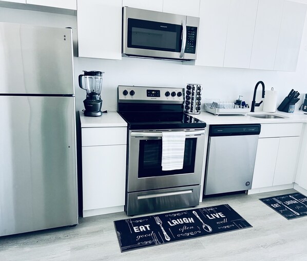 Frigorifero, microonde, forno, piano cottura