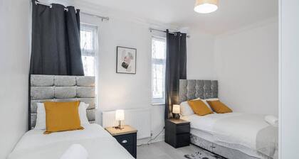 Stunning Top 2 Bed Flat Tilbury Central Location
