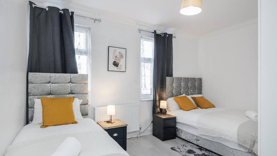 Stunning Top 2 Bed Flat Tilbury Central Location