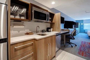 Blackout drapes, free WiFi, bed sheets