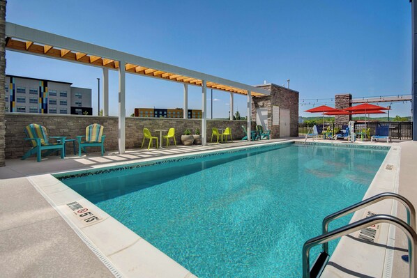 Piscine extérieure en saison