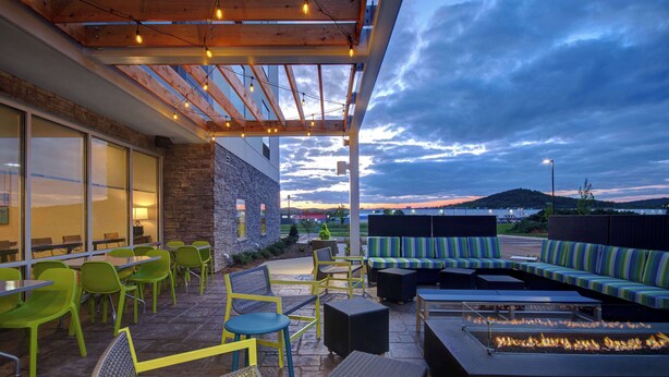 An outdoor patio with seating and a fire feature. - Home2 Suites By Hilton Shepherdsville Louisville South (Louisville)