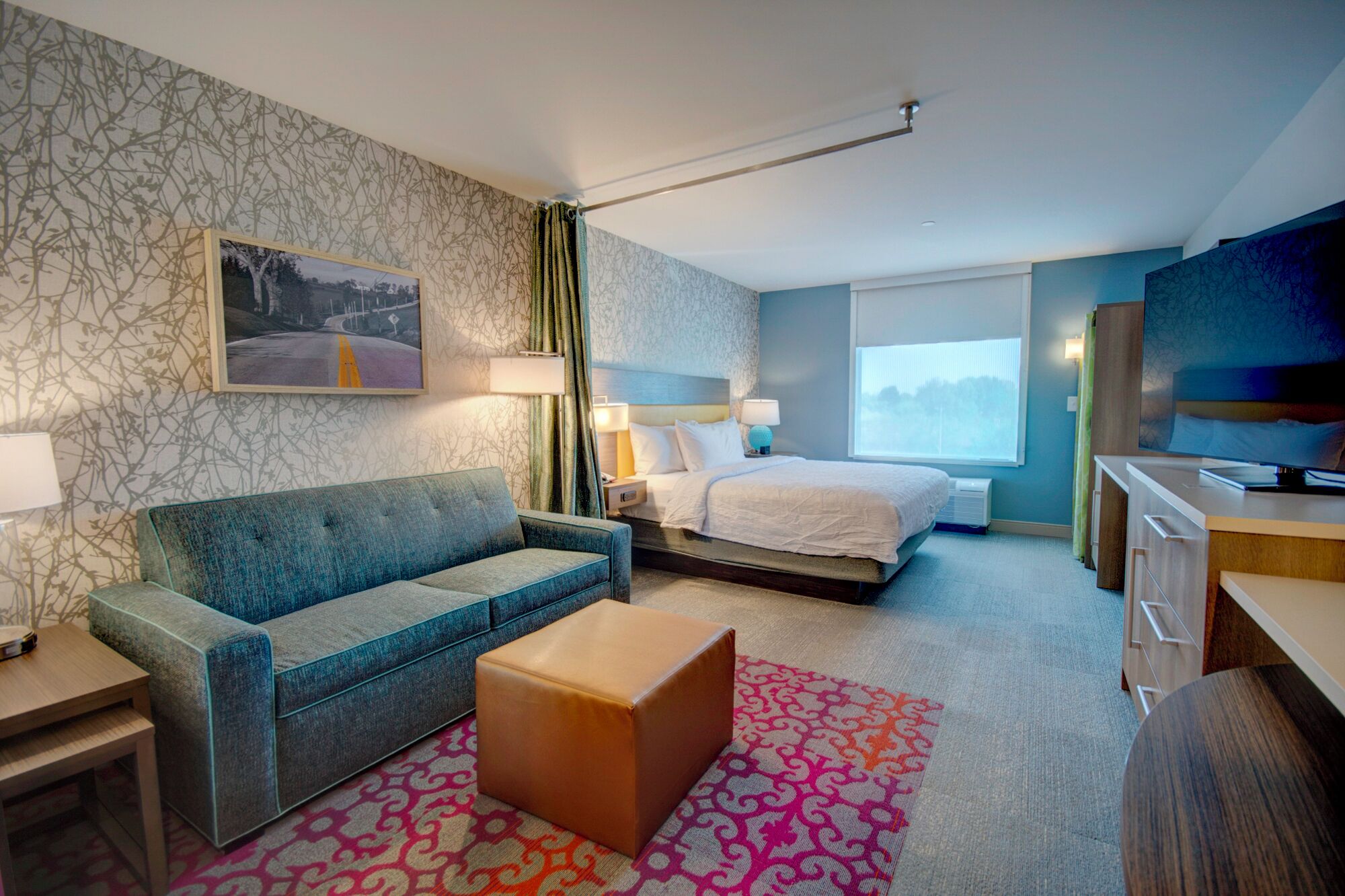 Studio Suite, 1 King Bed, Accessible, Bathtub | Living area