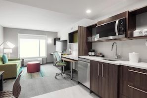 Suite, 1 chambre | Cuisine privée | Réfrigérateur grande capacité avec congélateur, four à micro-ondes