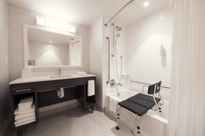 Studio, 1 King-Bett, barrierefrei, Badewanne (Mobility & Hearing) | Badezimmer | Regendusche, Haartrockner, Handtücher, Seife