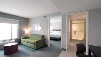 Suite, 1 slaapkamer | Een kluis op de kamer, een bureau, een laptopwerkplek