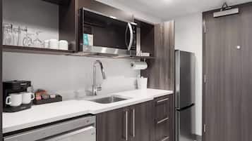 Full-sized fridge, microwave, dishwasher, coffee/tea maker