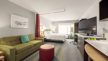 Brankas, meja kerja, ruang kerja ramah laptop, dan tirai kedap cahaya